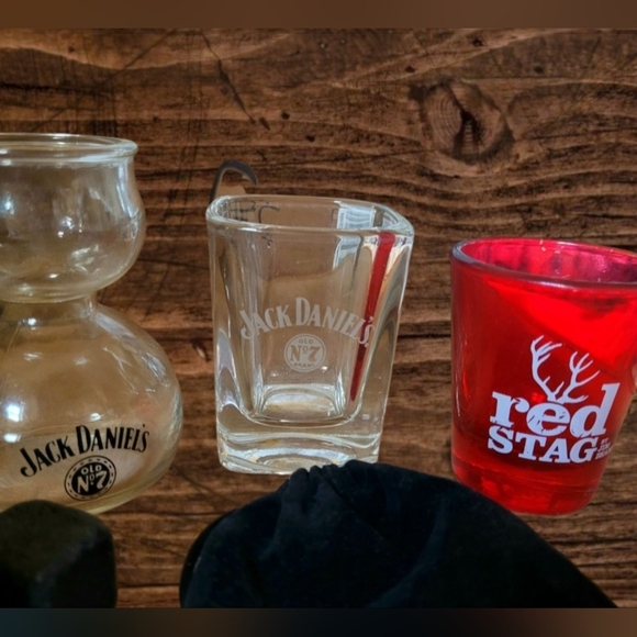 JACK DANIELS WHISKEY GIFT SET WITH SHOT GLASSES AND WHISKEY STONES - Picture 2 of 7